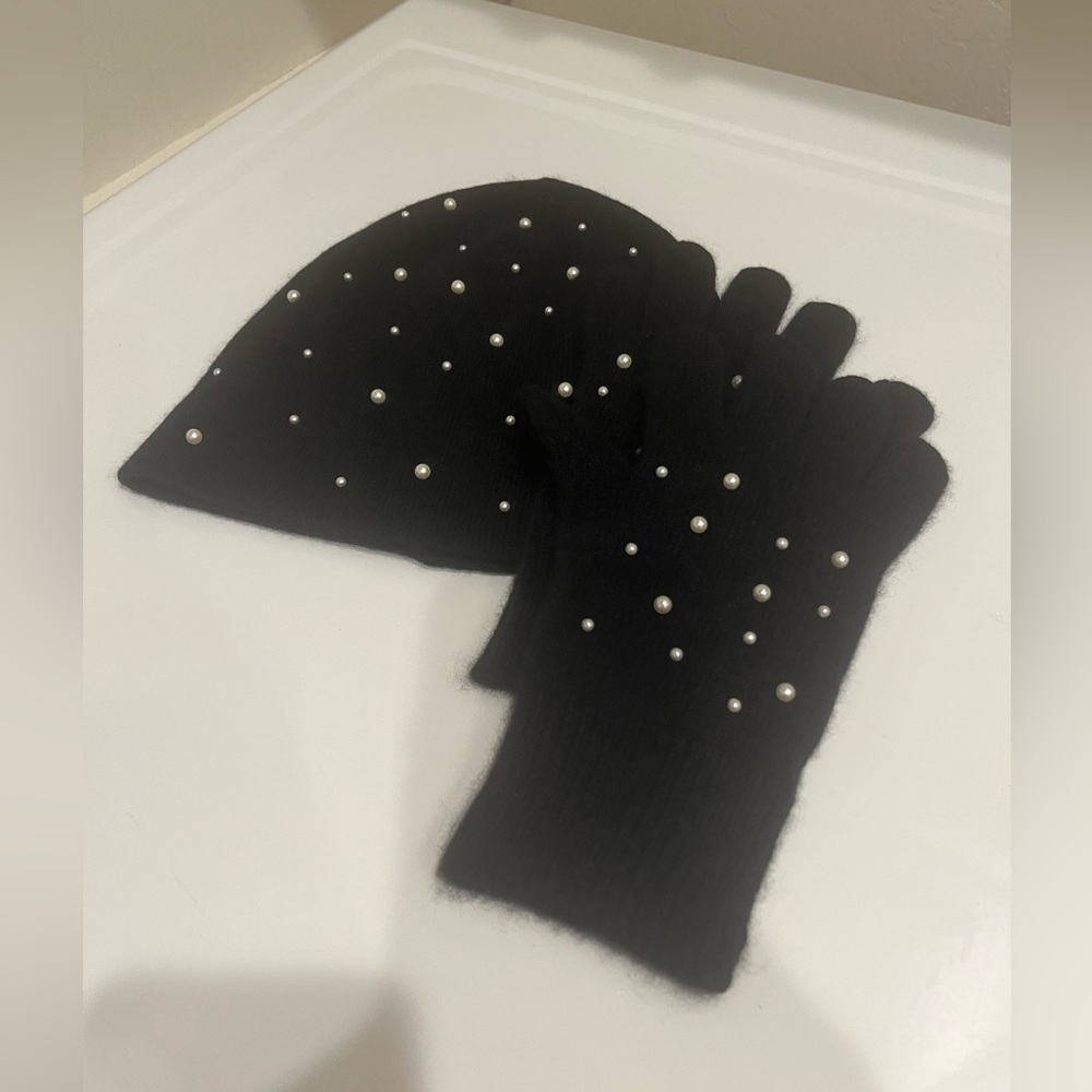 THE CASHMERE PROJECT HAT AND GLOVES SET WITH PEARLS